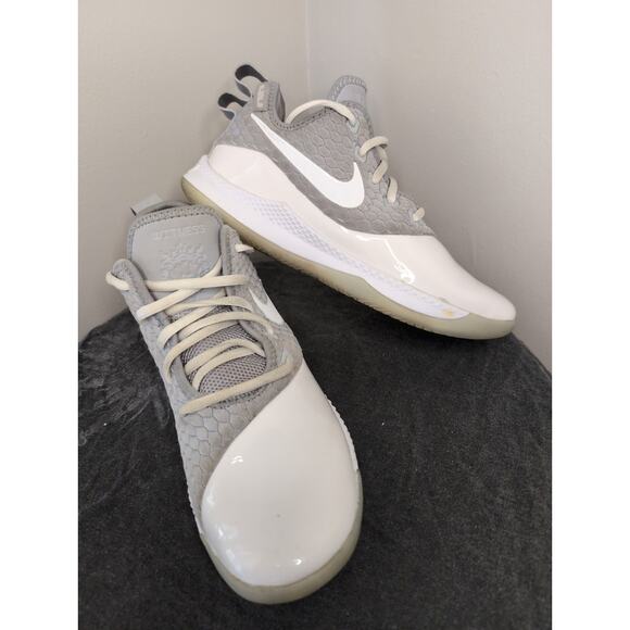 Nike LeBron Witness 3 330 Akron basketball shoes 2018 sz 8.5 - Picture 1 of 10